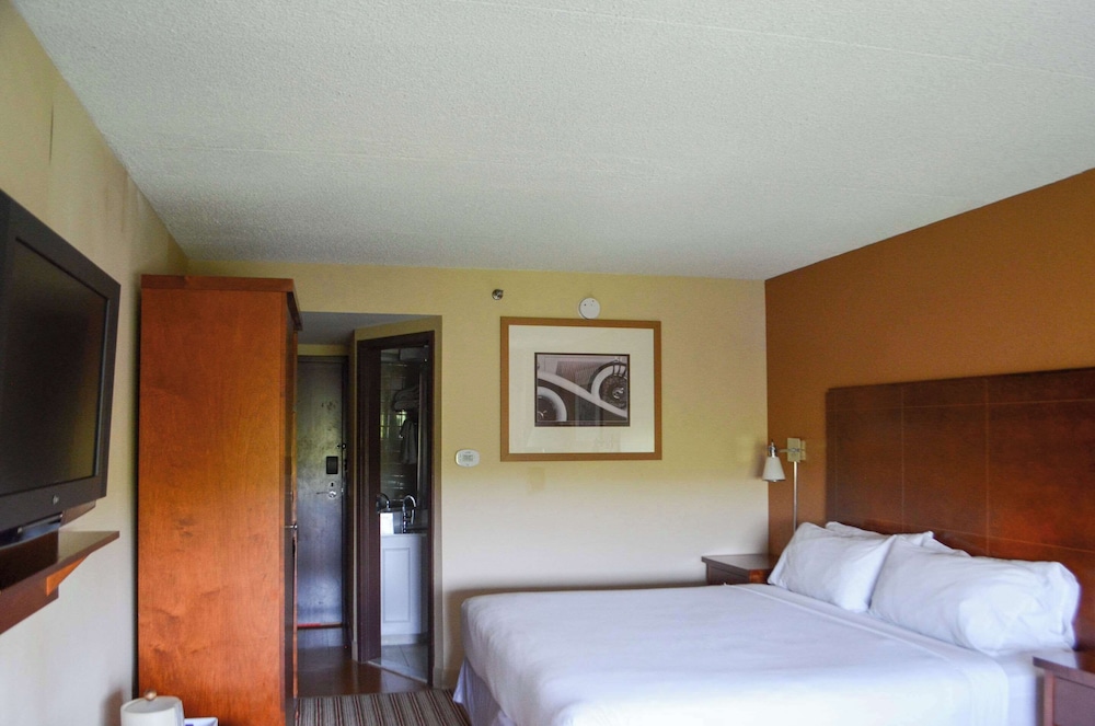 Radisson Hotel Detroit Metro Airport — Hotel rooms in Romulus, Michigan