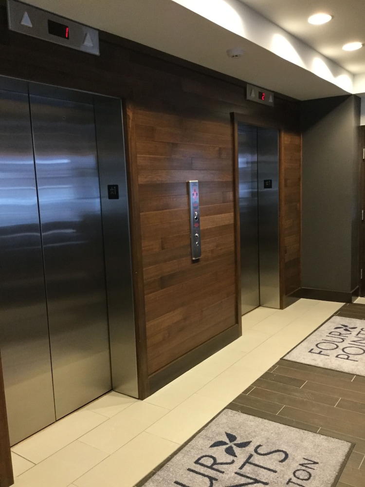 Radisson Hotel Detroit Metro Airport — Hotel building in Romulus, Michigan