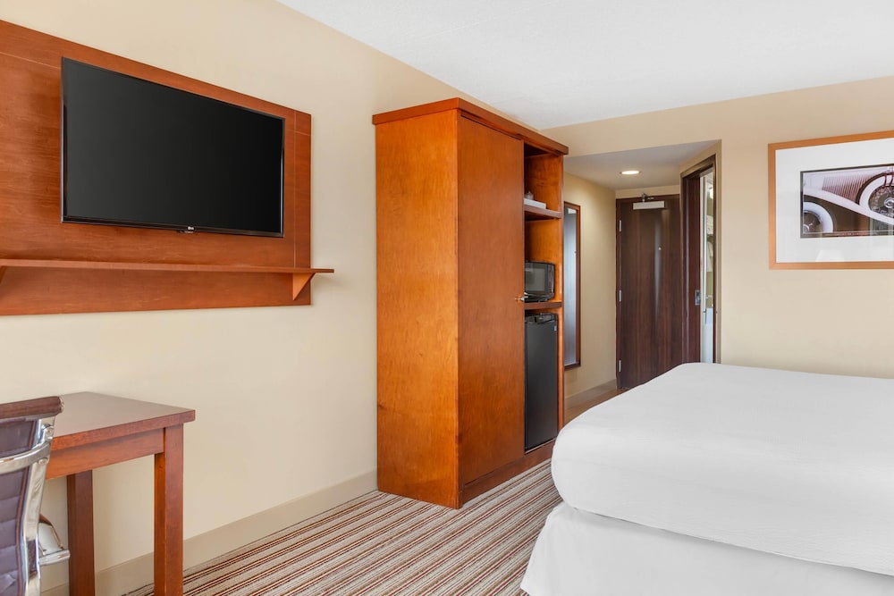 Radisson Hotel Detroit Metro Airport — Hotel rooms in Romulus, Michigan
