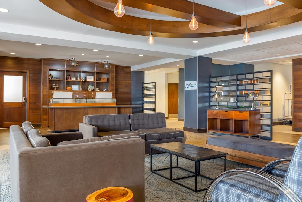 Radisson Hotel Detroit Metro Airport — Hotel building in Romulus, Michigan