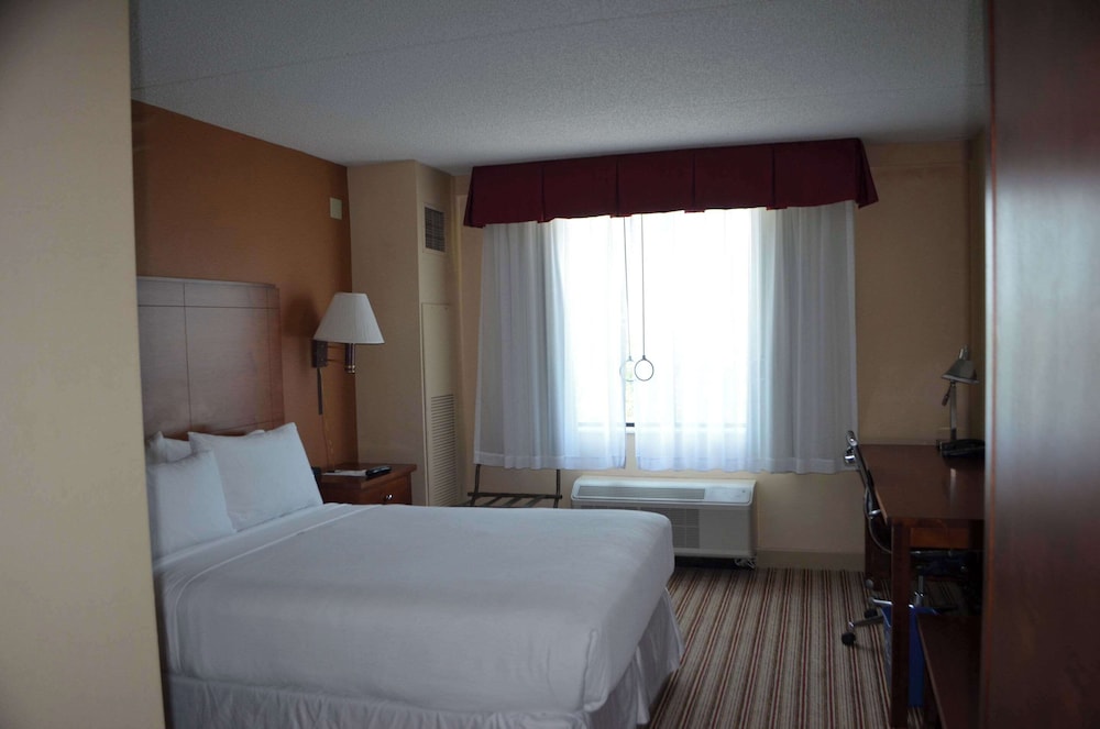 Radisson Hotel Detroit Metro Airport — Hotel rooms in Romulus, Michigan