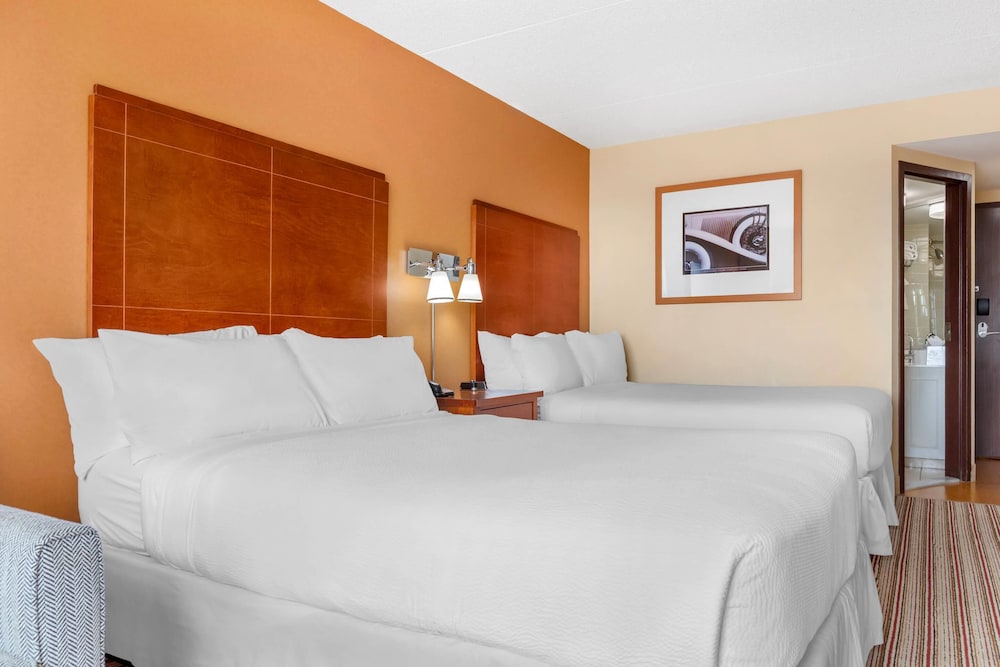 Radisson Hotel Detroit Metro Airport — Hotel rooms in Romulus, Michigan