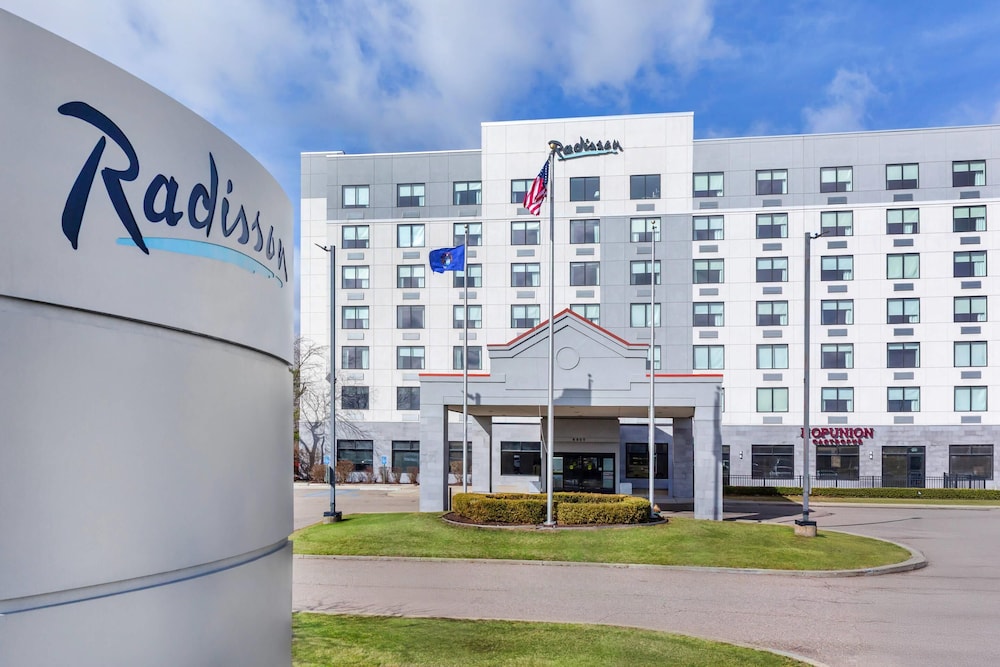 Radisson Hotel Detroit Metro Airport — Hotel building in Romulus, Michigan