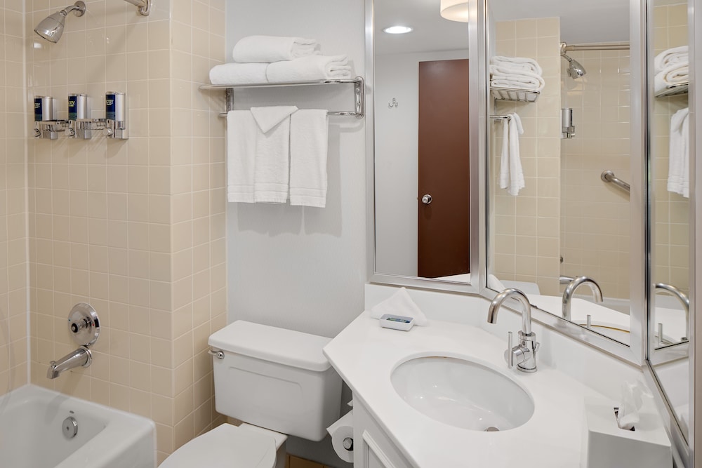 Radisson Hotel Detroit Metro Airport — Hotel rooms in Romulus, Michigan