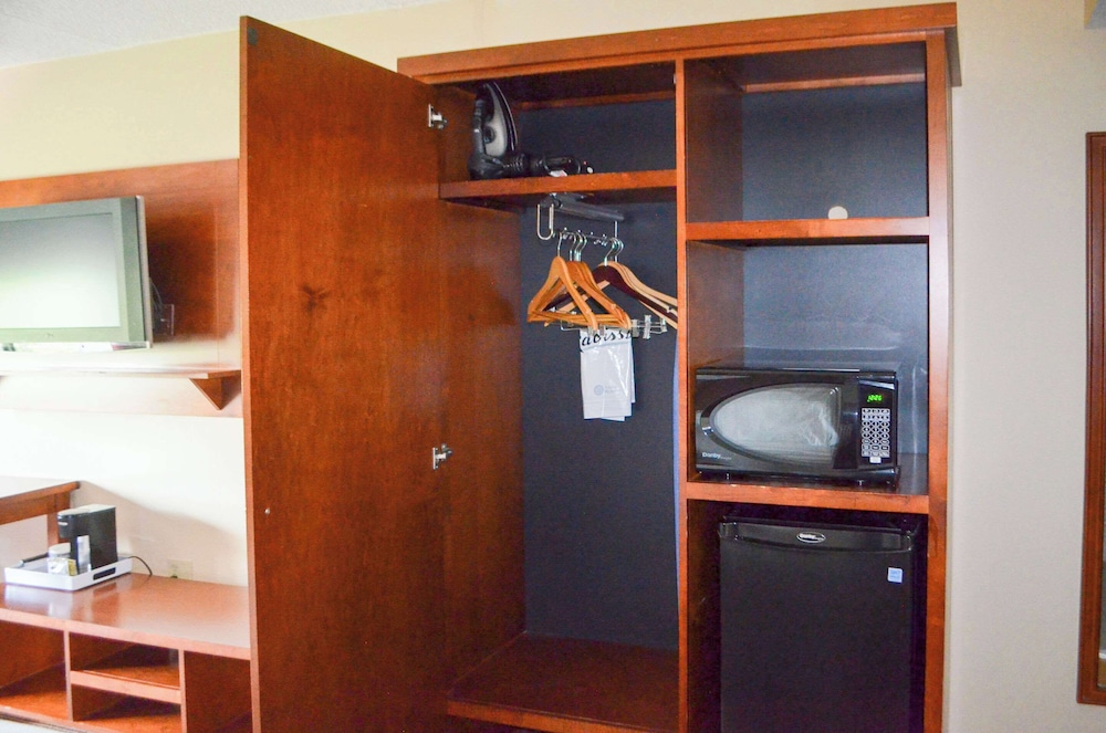 Radisson Hotel Detroit Metro Airport — Hotel rooms in Romulus, Michigan