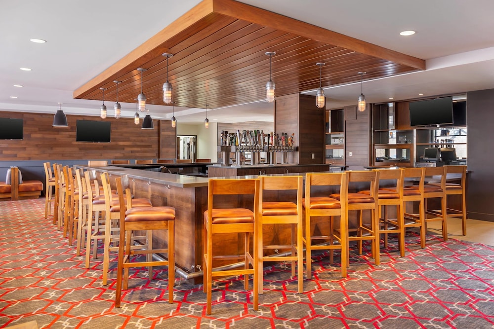 Radisson Hotel Detroit Metro Airport — Restaurant & bars in Romulus, Michigan