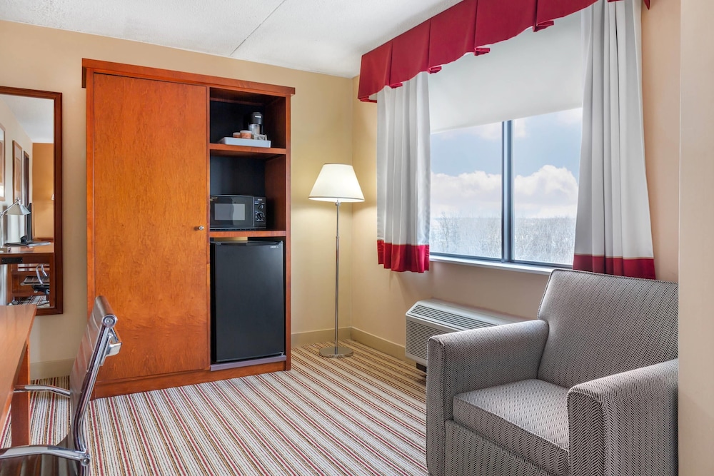 Radisson Hotel Detroit Metro Airport — Hotel rooms in Romulus, Michigan