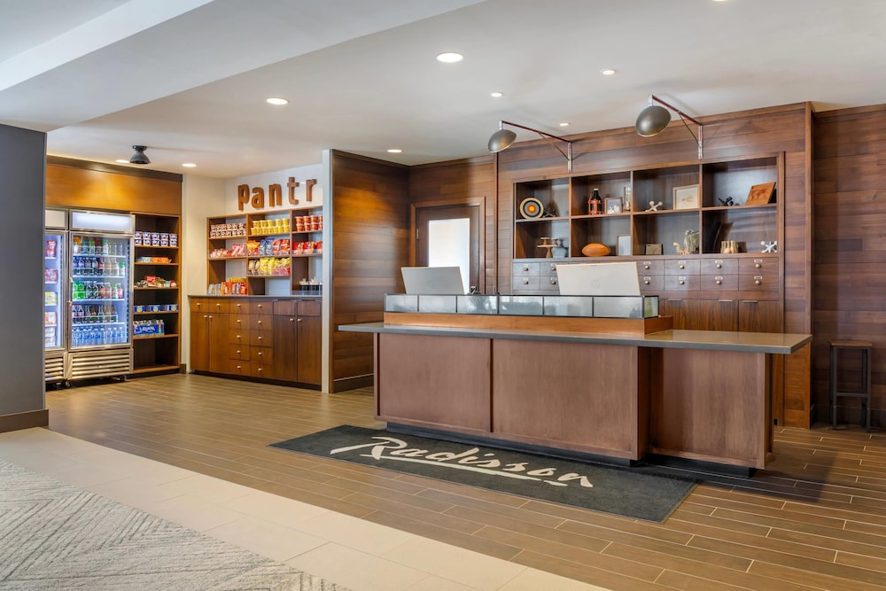 Radisson Hotel Detroit Metro Airport — Restaurant & bars in Romulus, Michigan