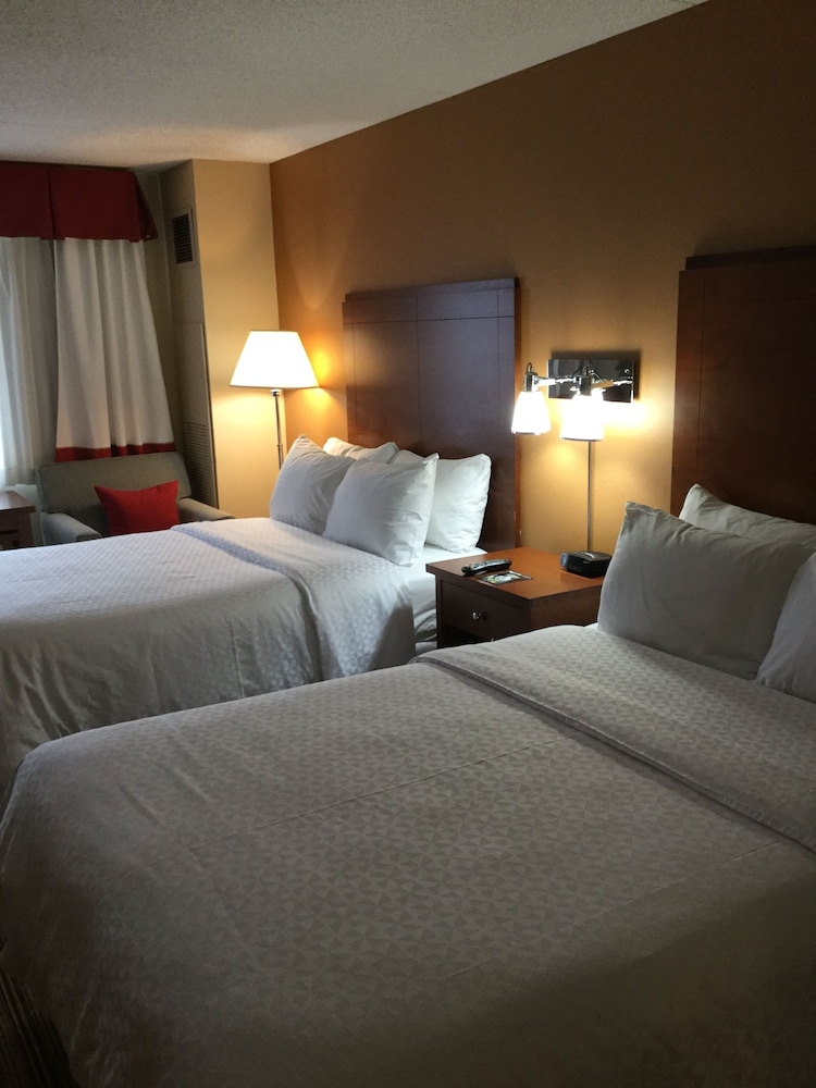 Radisson Hotel Detroit Metro Airport — Hotel rooms in Romulus, Michigan