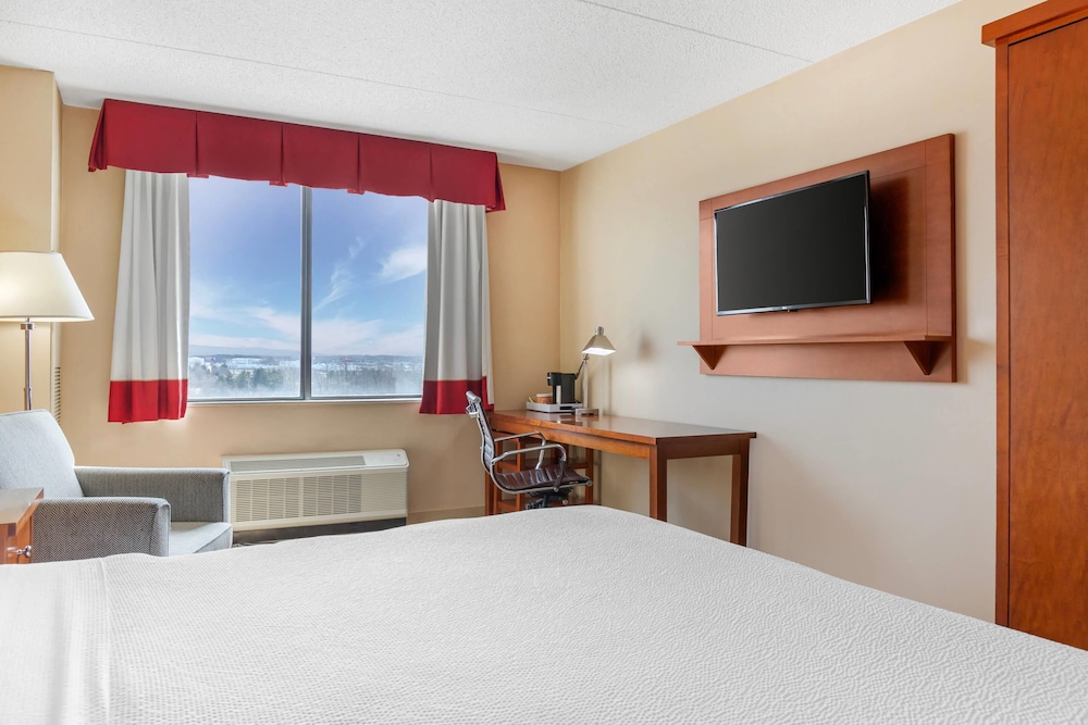 Radisson Hotel Detroit Metro Airport — Hotel rooms in Romulus, Michigan