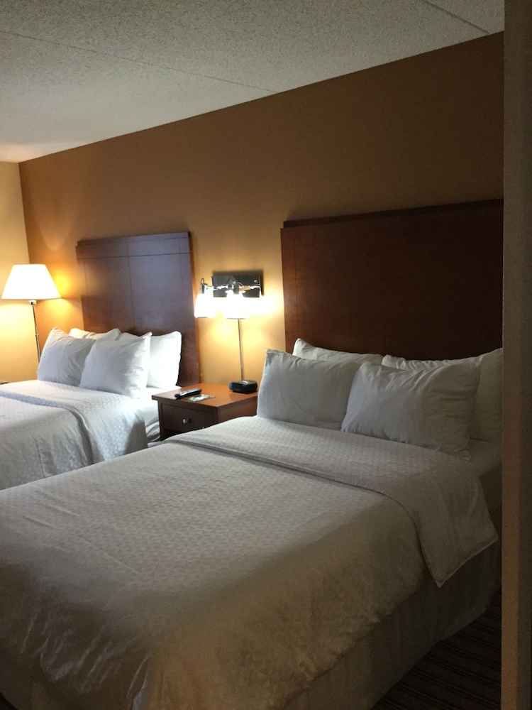 Radisson Hotel Detroit Metro Airport — Hotel rooms in Romulus, Michigan