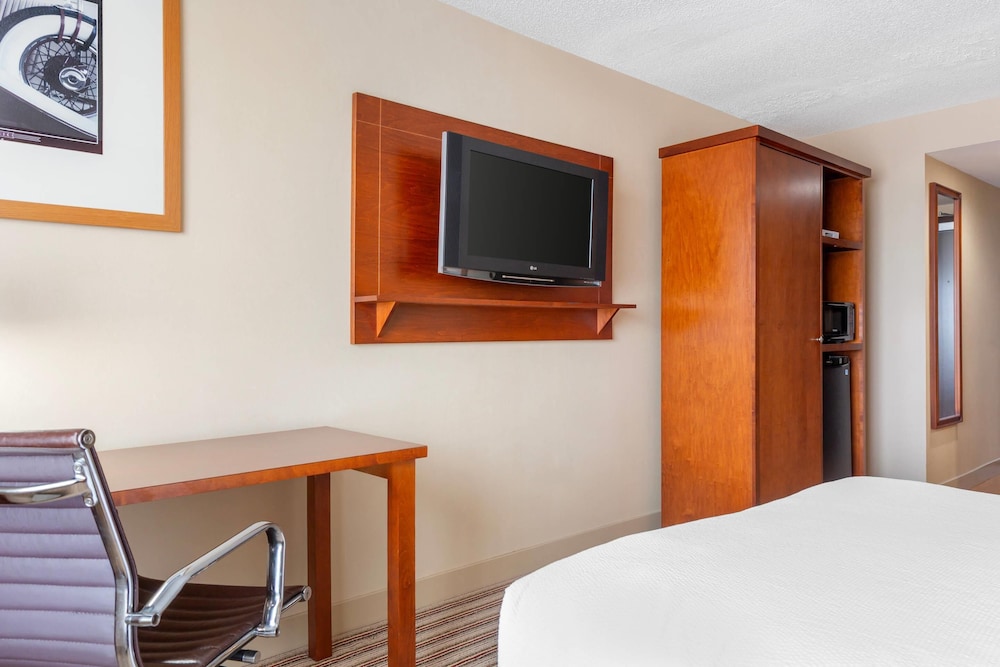 Radisson Hotel Detroit Metro Airport — Hotel rooms in Romulus, Michigan