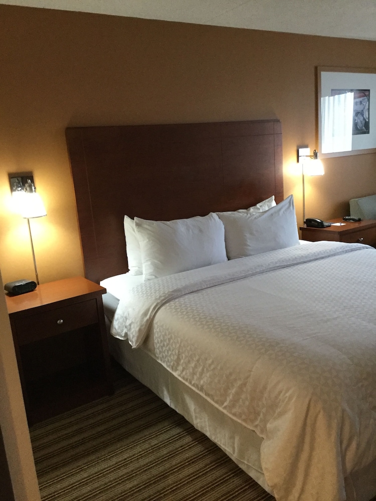 Radisson Hotel Detroit Metro Airport — Hotel rooms in Romulus, Michigan