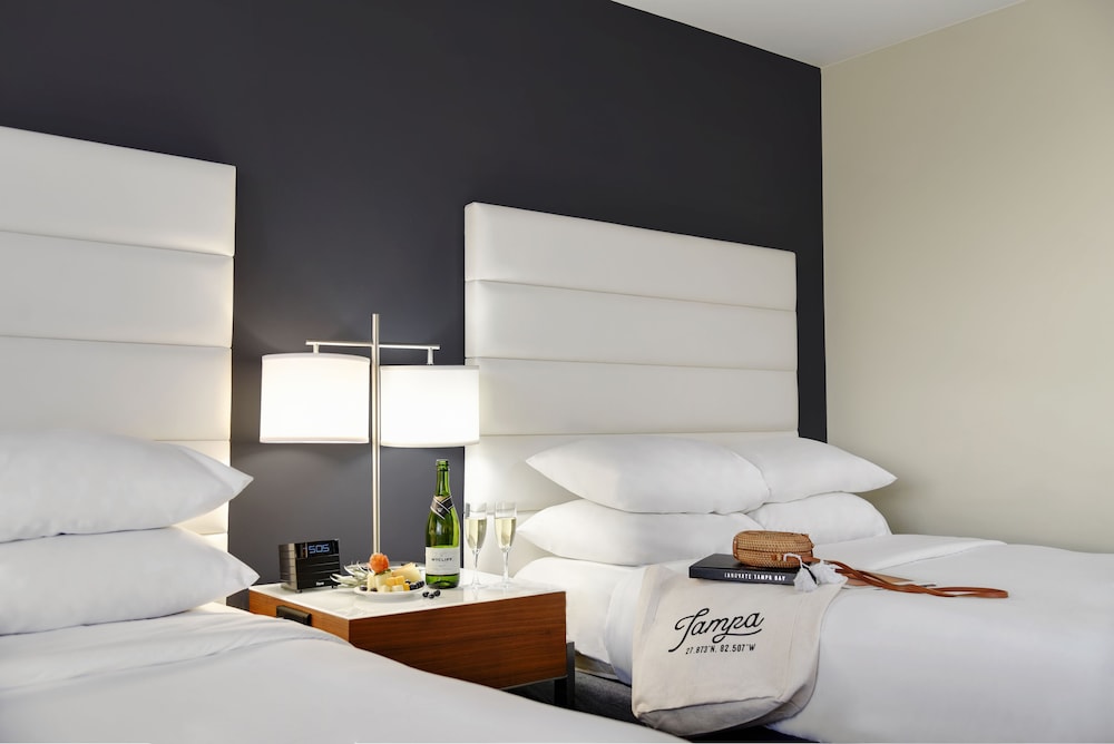 Hotel Tampa Riverwalk — Hotel rooms in Tampa, Florida