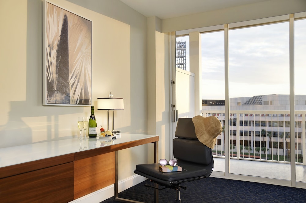 Hotel Tampa Riverwalk — Hotel rooms in Tampa, Florida