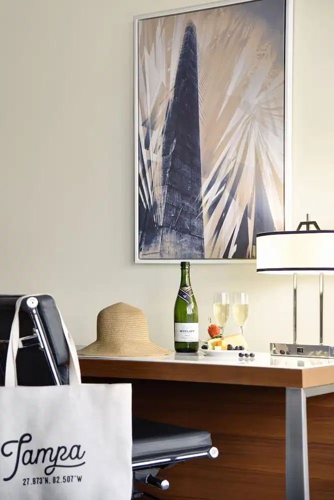 Hotel Tampa Riverwalk — Hotel rooms in Tampa, Florida
