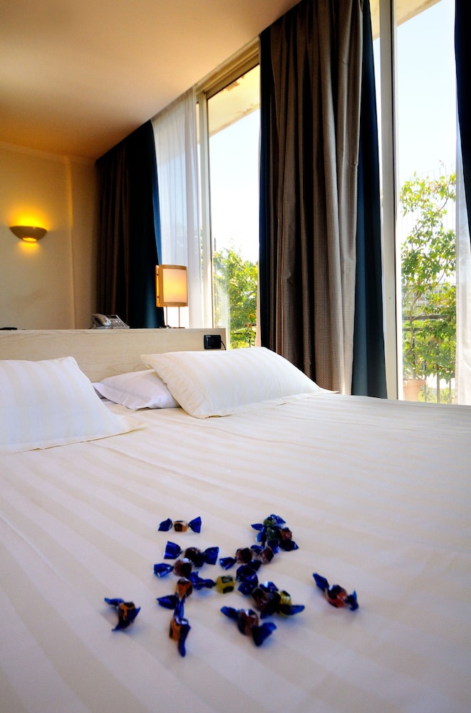 Best Western Plus Globus Hotel — Hotel rooms in Rome, Lazio