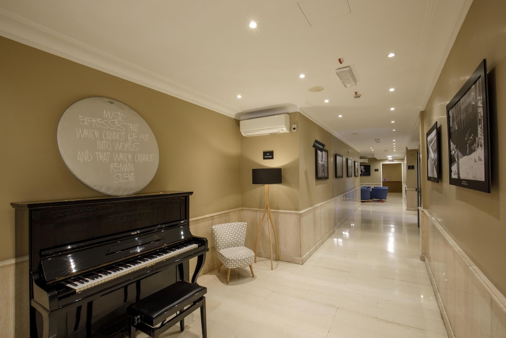 Best Western Plus Globus Hotel — Hotel building in Rome, Lazio