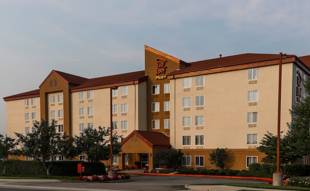 Red Roof Inn PLUS+ Long Island - Garden City — Hotel building in Westbury, New York State
