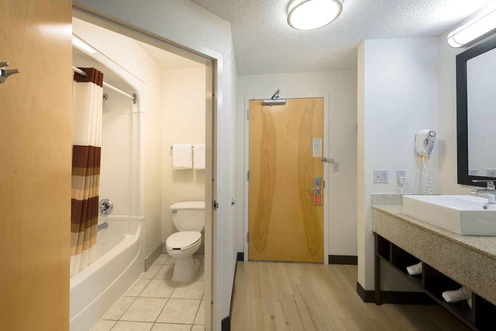Red Roof Inn PLUS+ Long Island - Garden City — Hotel rooms in Westbury, New York State