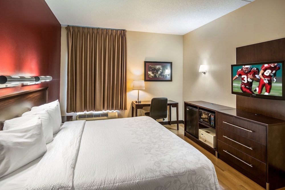 Red Roof Inn PLUS+ Long Island - Garden City — Hotel rooms in Westbury, New York State