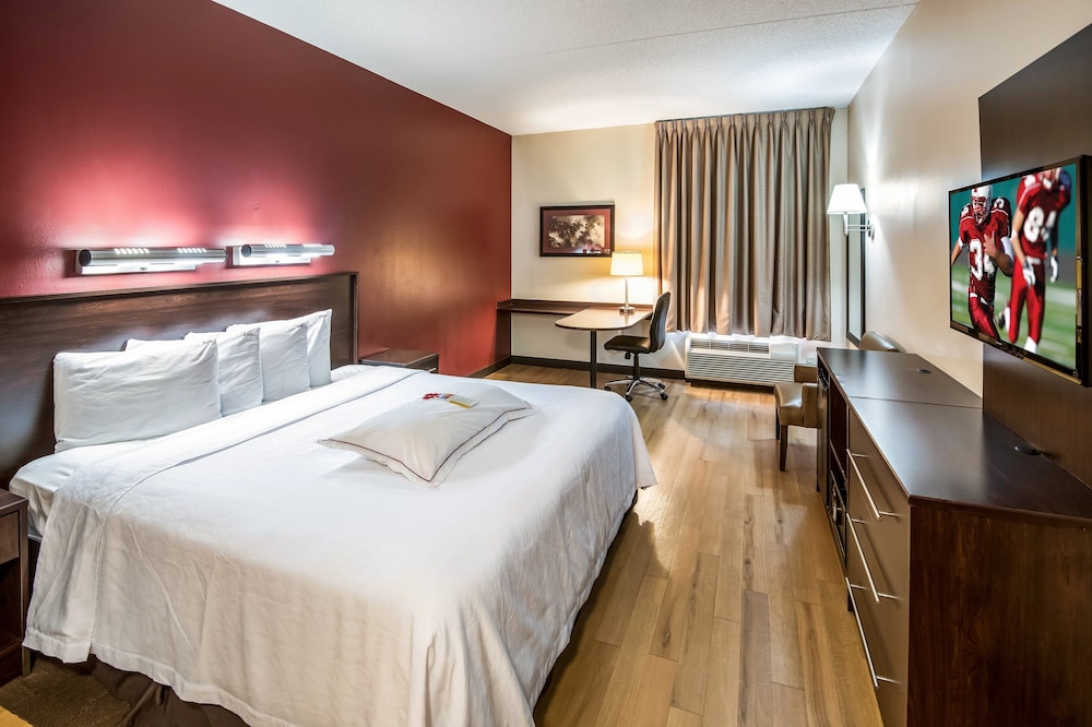 Red Roof Inn PLUS+ Long Island - Garden City — Hotel rooms in Westbury, New York State