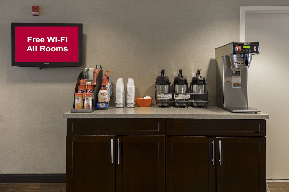 Red Roof Inn PLUS+ Long Island - Garden City — Hotel rooms in Westbury, New York State