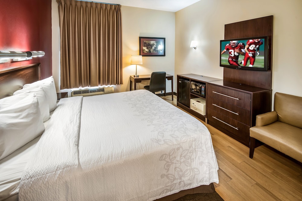 Red Roof Inn PLUS+ Long Island - Garden City — Hotel rooms in Westbury, New York State