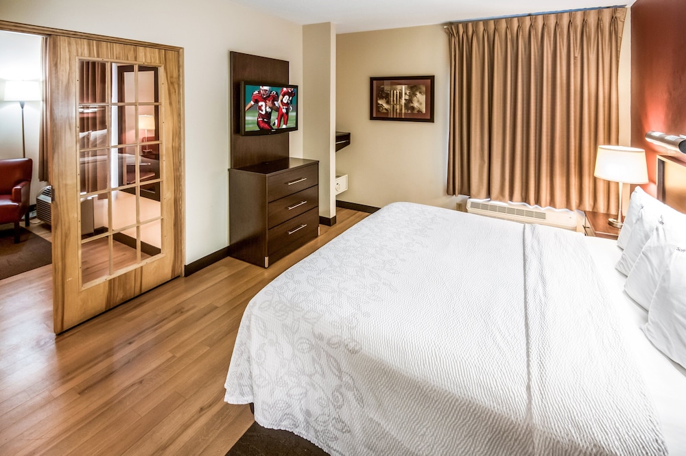 Red Roof Inn PLUS+ Long Island - Garden City — Hotel rooms in Westbury, New York State