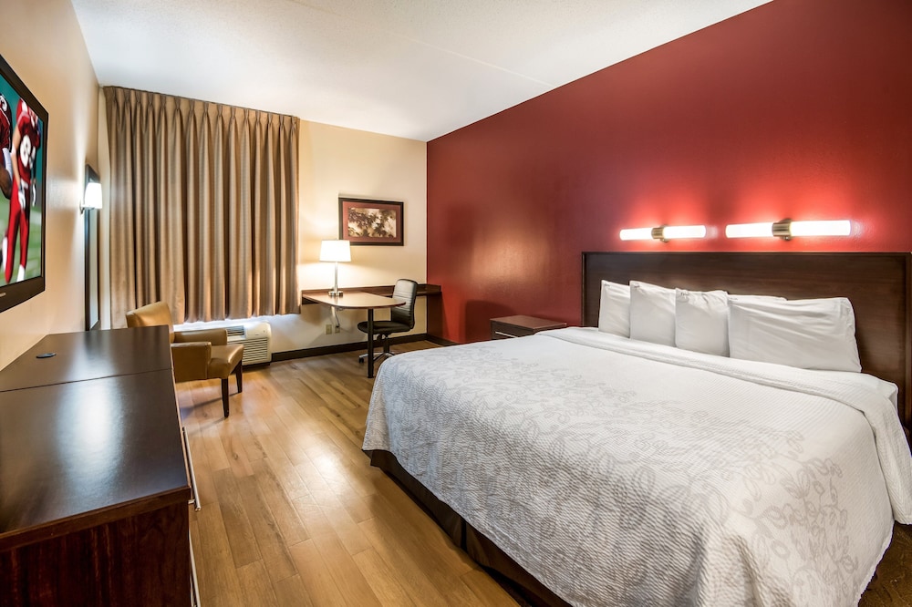 Red Roof Inn PLUS+ Long Island - Garden City — Hotel rooms in Westbury, New York State