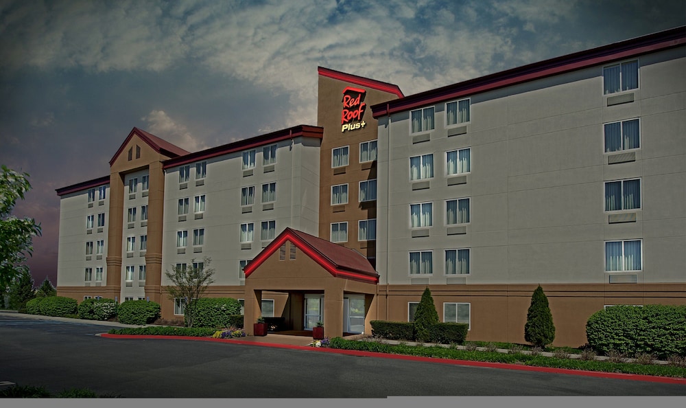 Red Roof Inn PLUS+ Long Island - Garden City — Hotel building in Westbury, New York State