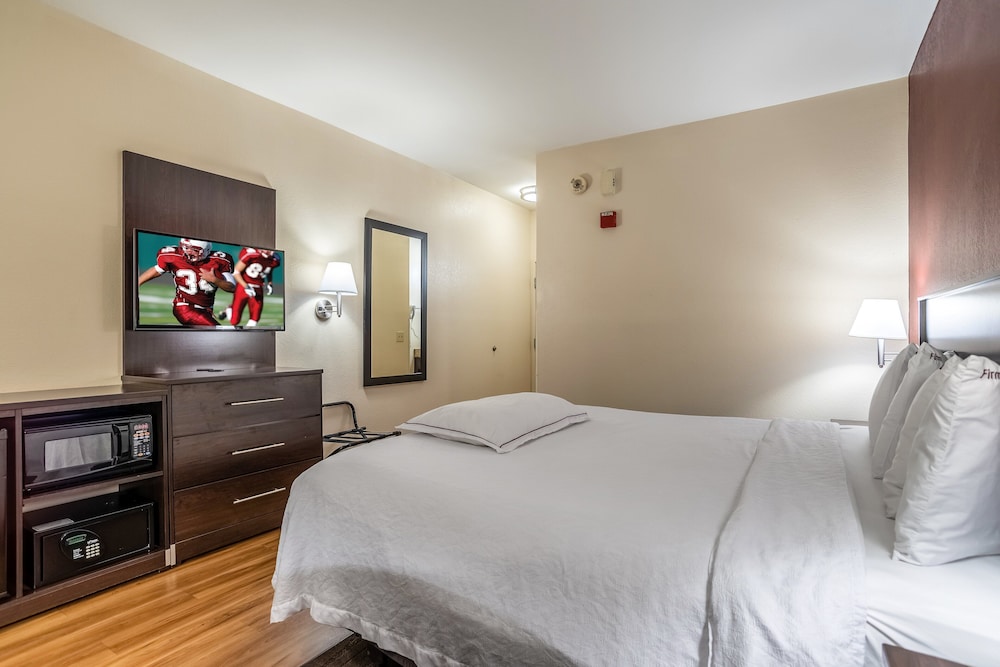 Red Roof Inn PLUS+ Long Island - Garden City — Hotel rooms in Westbury, New York State