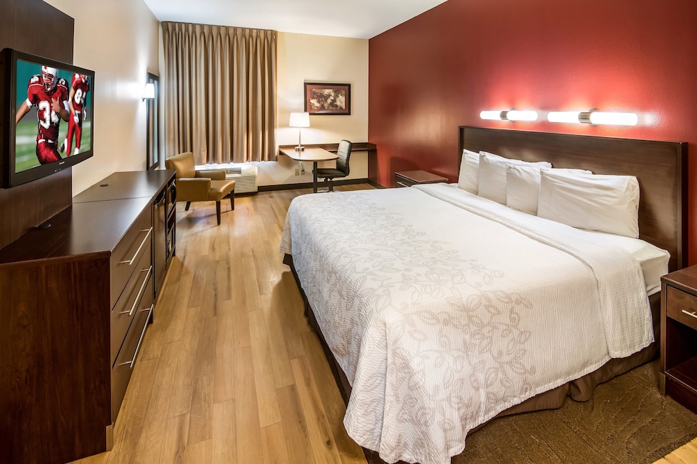 Red Roof Inn PLUS+ Long Island - Garden City — Hotel rooms in Westbury, New York State