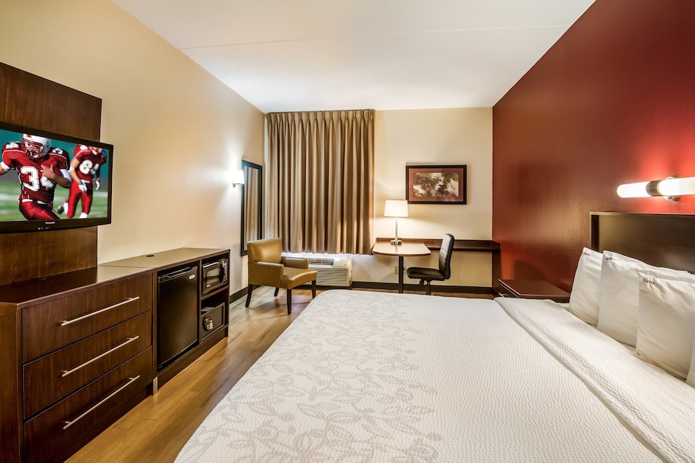 Red Roof Inn PLUS+ Long Island - Garden City — Hotel rooms in Westbury, New York State