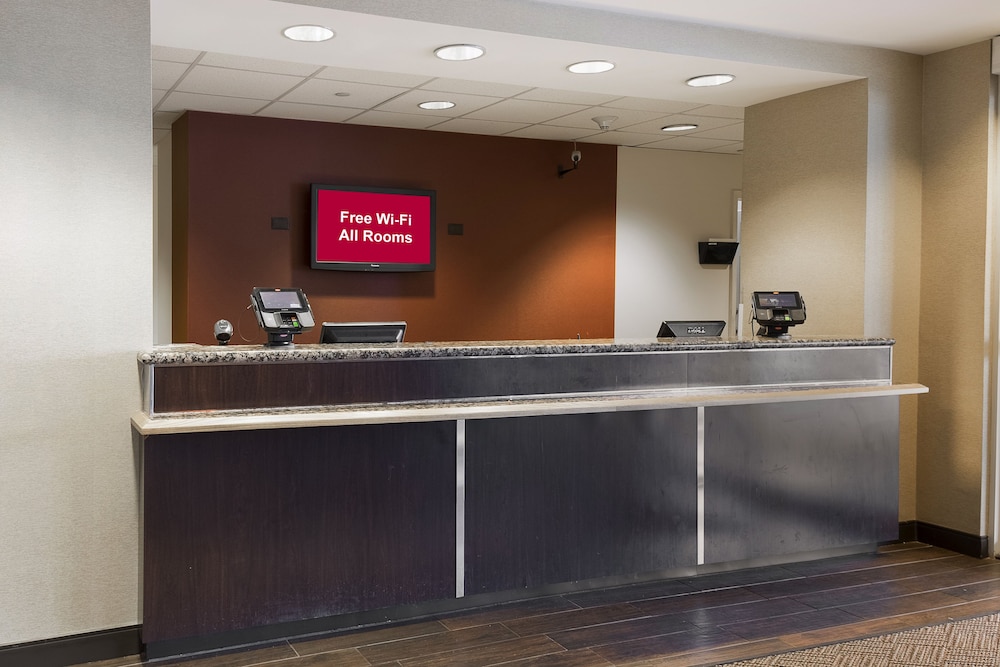 Red Roof Inn PLUS+ Long Island - Garden City — Hotel building in Westbury, New York State