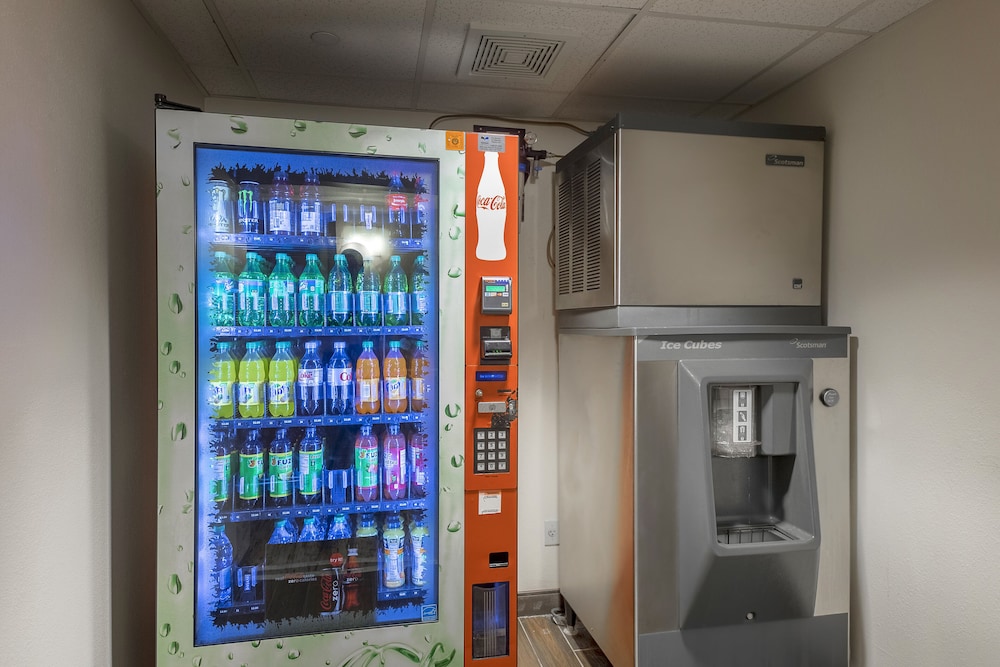 Red Roof Inn PLUS+ Long Island - Garden City — Hotel building in Westbury, New York State
