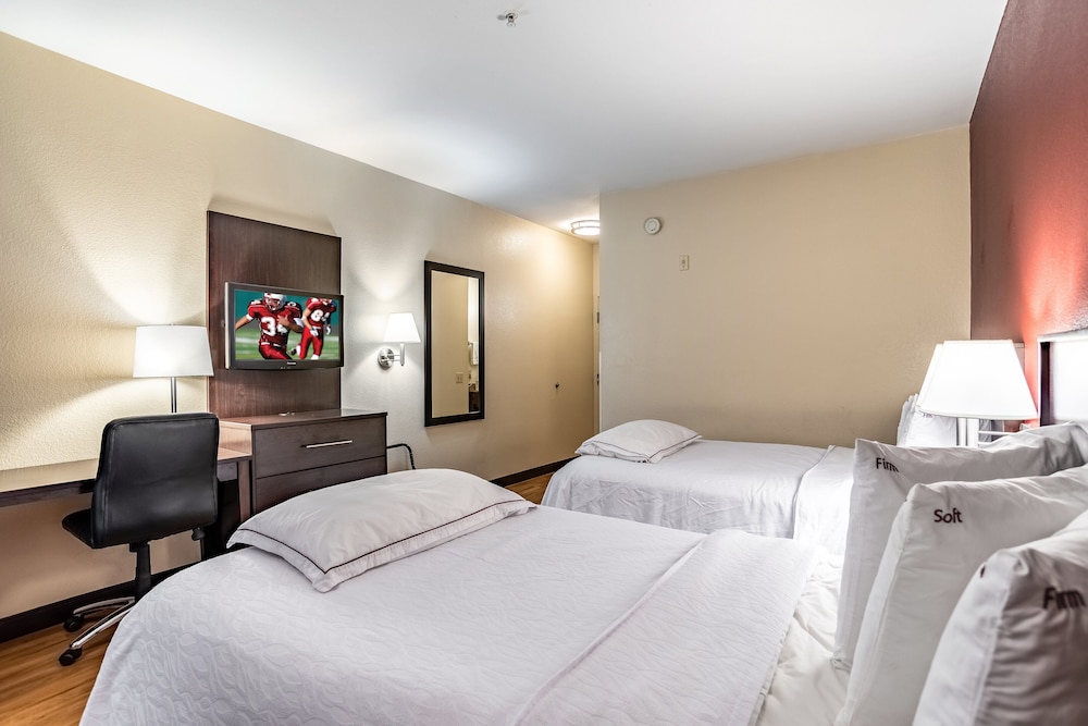 Red Roof Inn PLUS+ Long Island - Garden City — Hotel rooms in Westbury, New York State