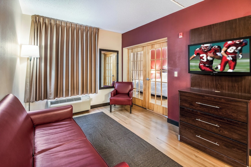 Red Roof Inn PLUS+ Long Island - Garden City — Hotel rooms in Westbury, New York State