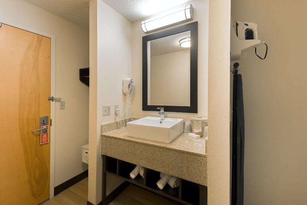 Red Roof Inn PLUS+ Long Island - Garden City — Hotel rooms in Westbury, New York State