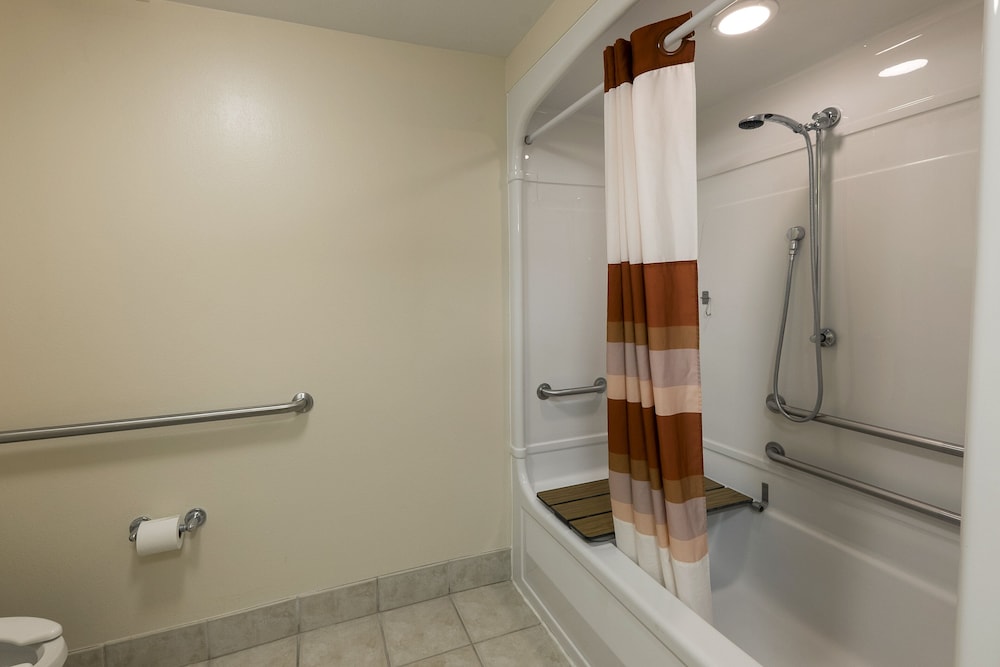 Red Roof Inn PLUS+ Long Island - Garden City — Hotel rooms in Westbury, New York State