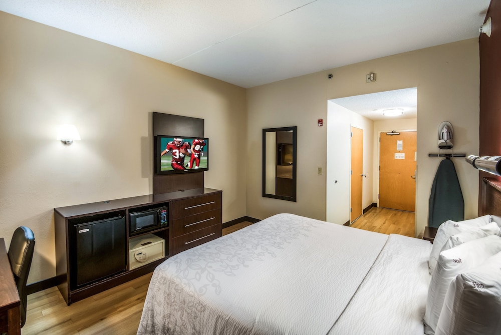 Red Roof Inn PLUS+ Long Island - Garden City — Hotel rooms in Westbury, New York State