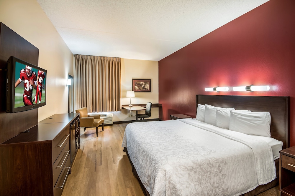 Red Roof Inn PLUS+ Long Island - Garden City — Hotel rooms in Westbury, New York State