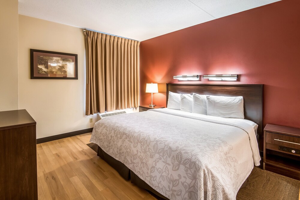 Red Roof Inn PLUS+ Long Island - Garden City — Hotel rooms in Westbury, New York State