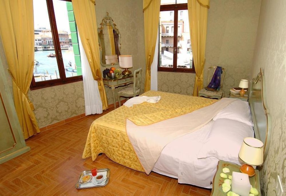 Hotel Canal — Hotel rooms in Venice, Veneto