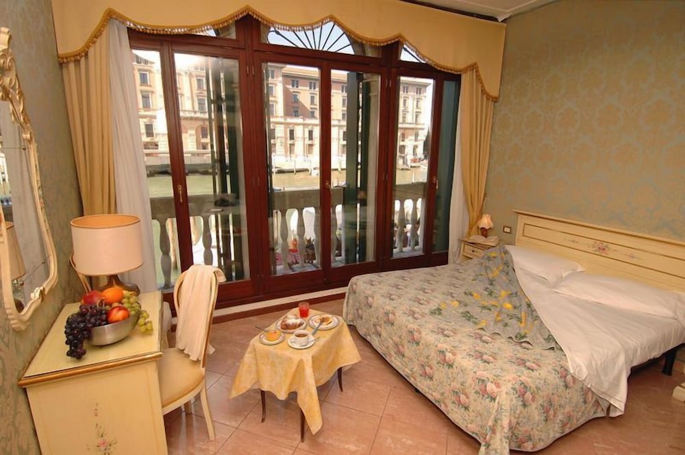 Hotel Canal — Hotel rooms in Venice, Veneto