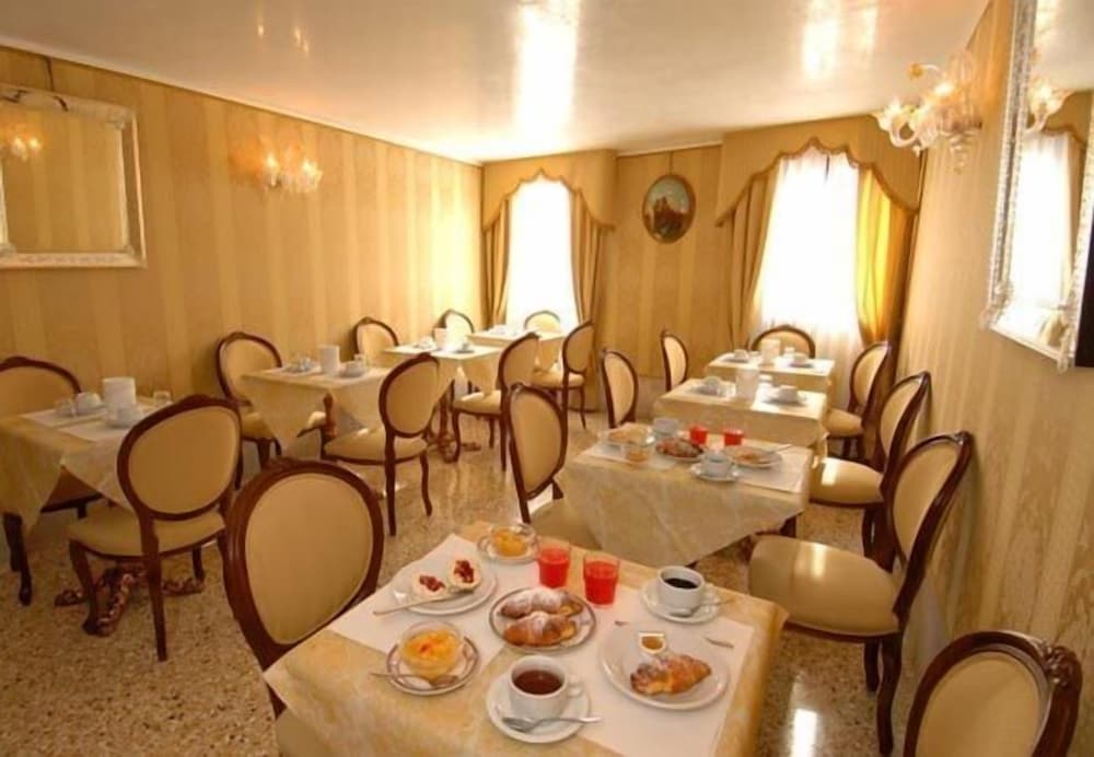 Hotel Canal — Restaurant & bars in Venice, Veneto