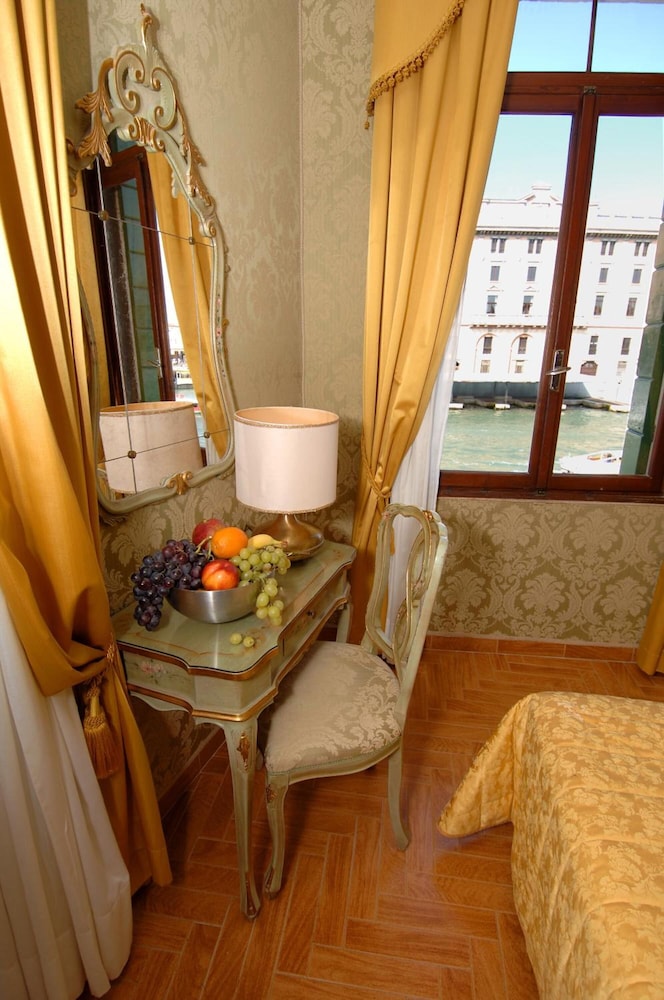 Hotel Canal — Hotel rooms in Venice, Veneto