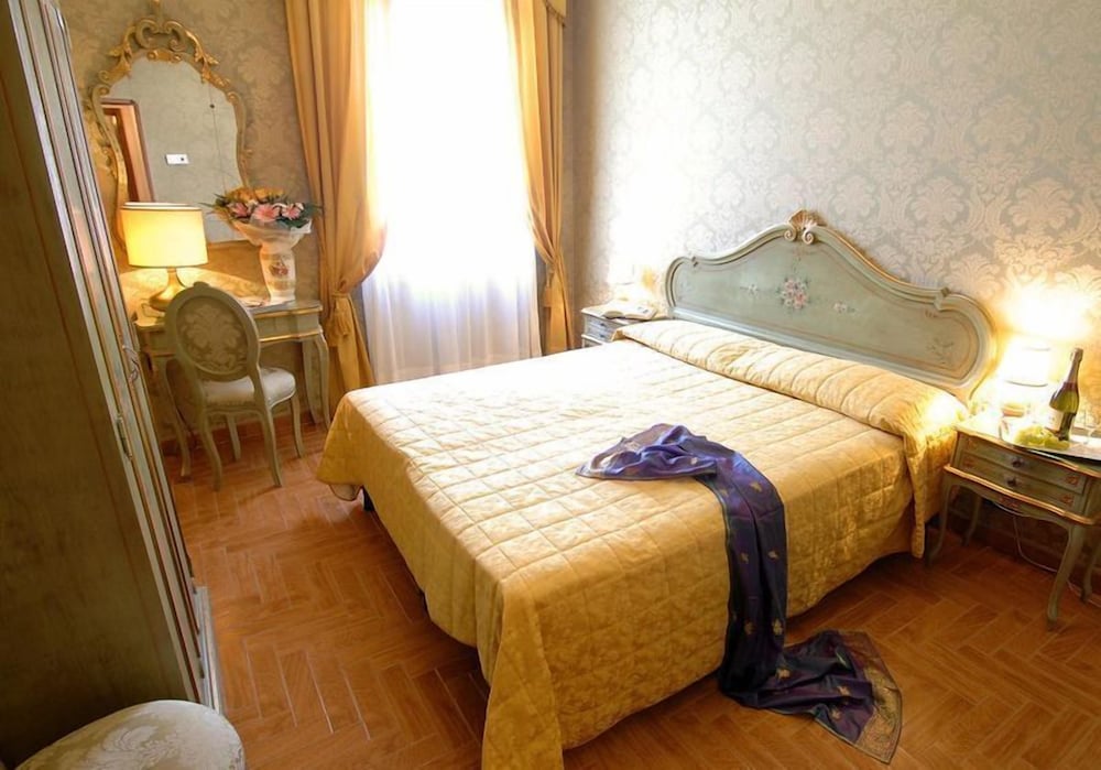 Hotel Canal — Hotel rooms in Venice, Veneto