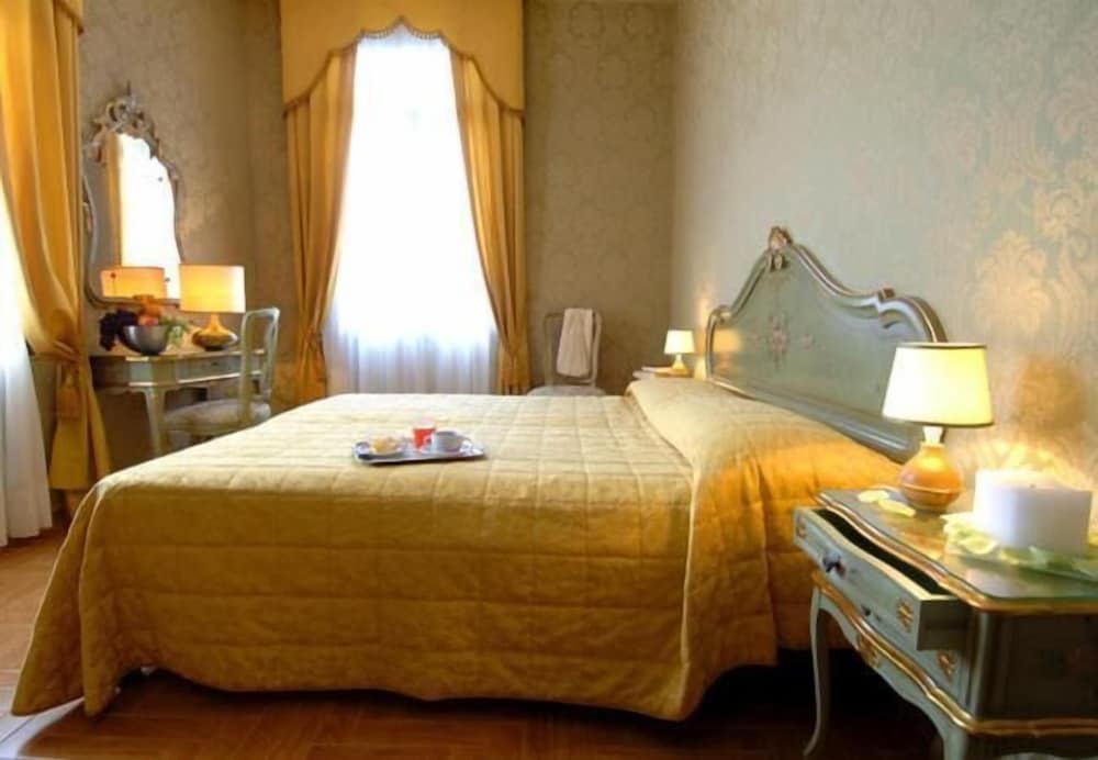 Hotel Canal — Hotel rooms in Venice, Veneto