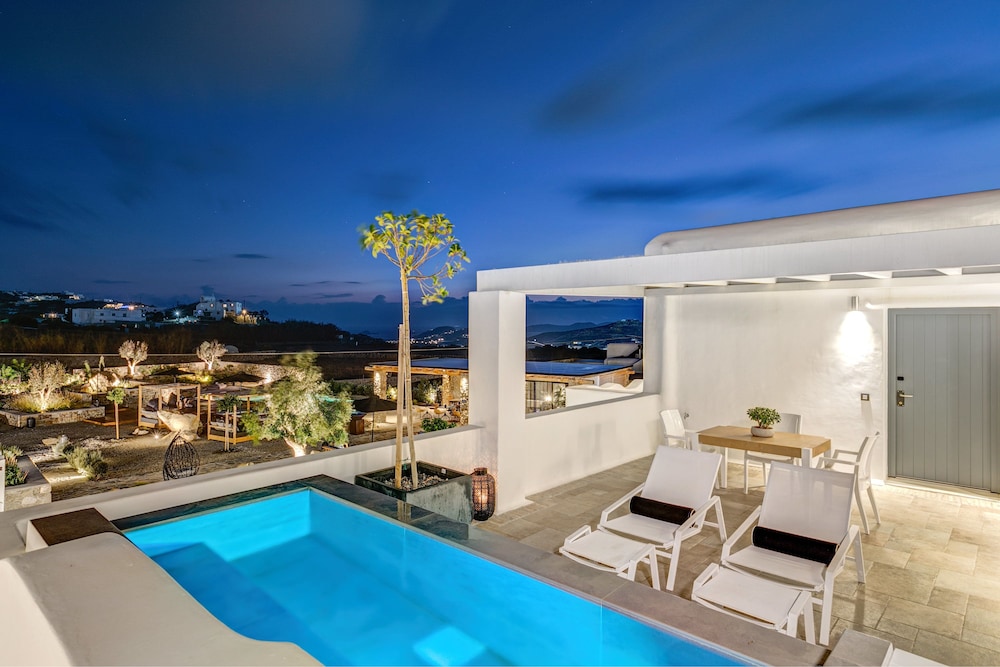 Portes Mykonos Suites & Villas — Swimming pool in Glastros, South Aegean